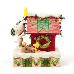 Enesco Jim Shore Peanuts Snoopy Decorating Doghouse Light-Up Figurine, 6.3" -Hallmark Store Snoopy Decorates Doghouse for Holidays Figurine 6017241 03